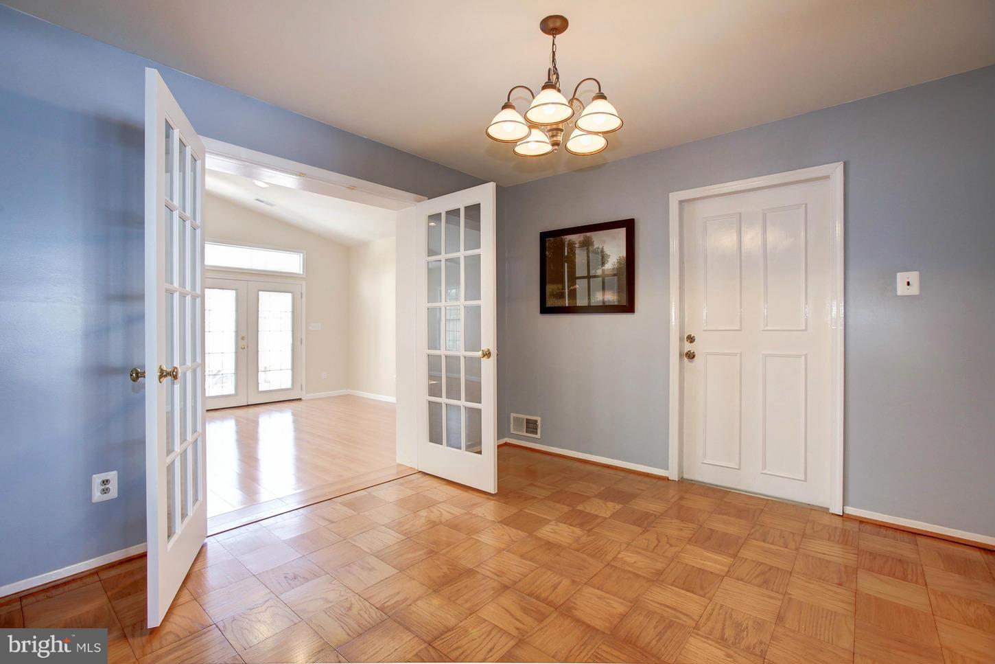 COUNTRY CLUB MANOR - Residential