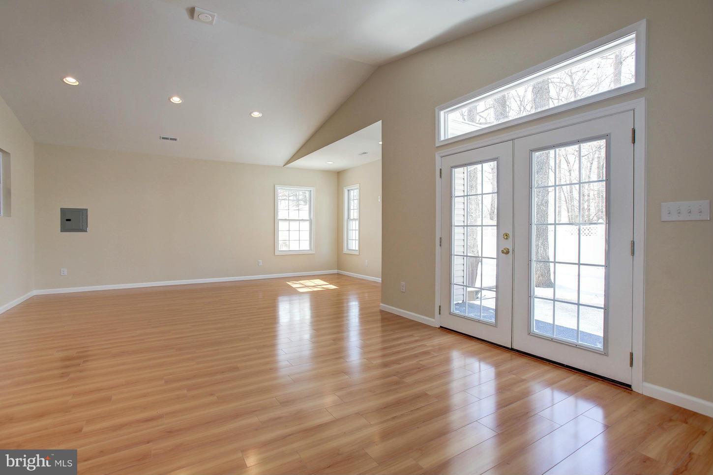 COUNTRY CLUB MANOR - Residential