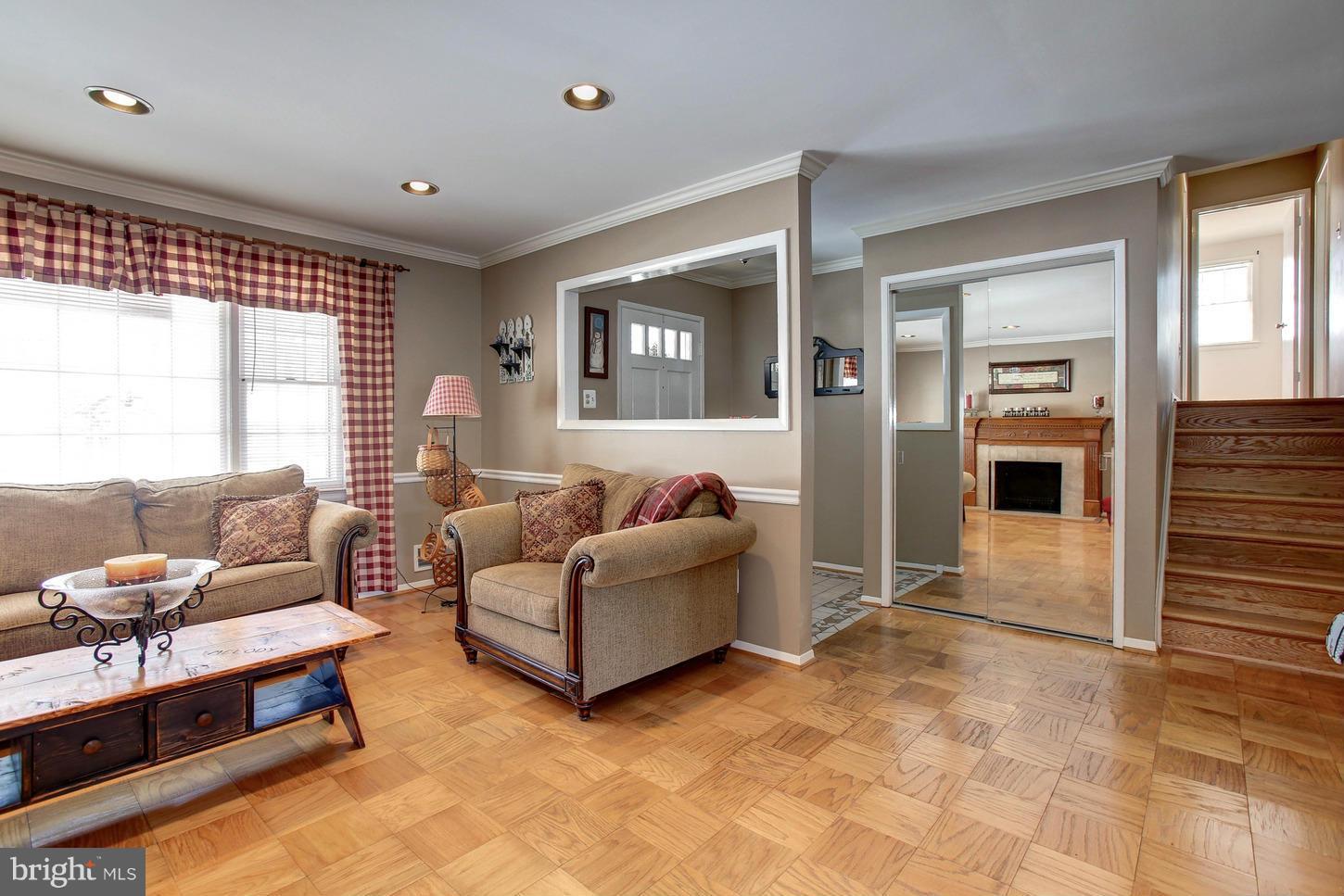 COUNTRY CLUB MANOR - Residential