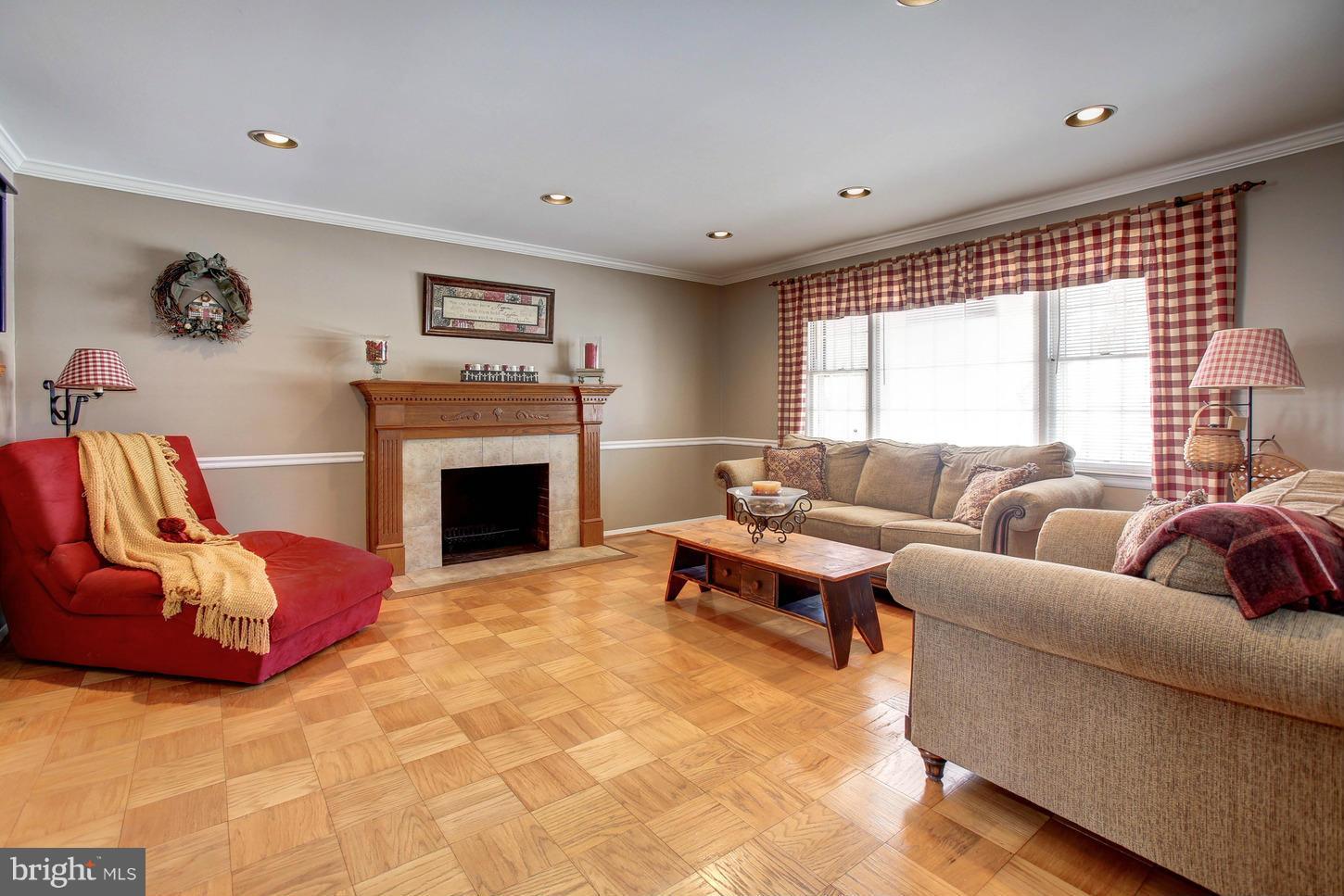 COUNTRY CLUB MANOR - Residential