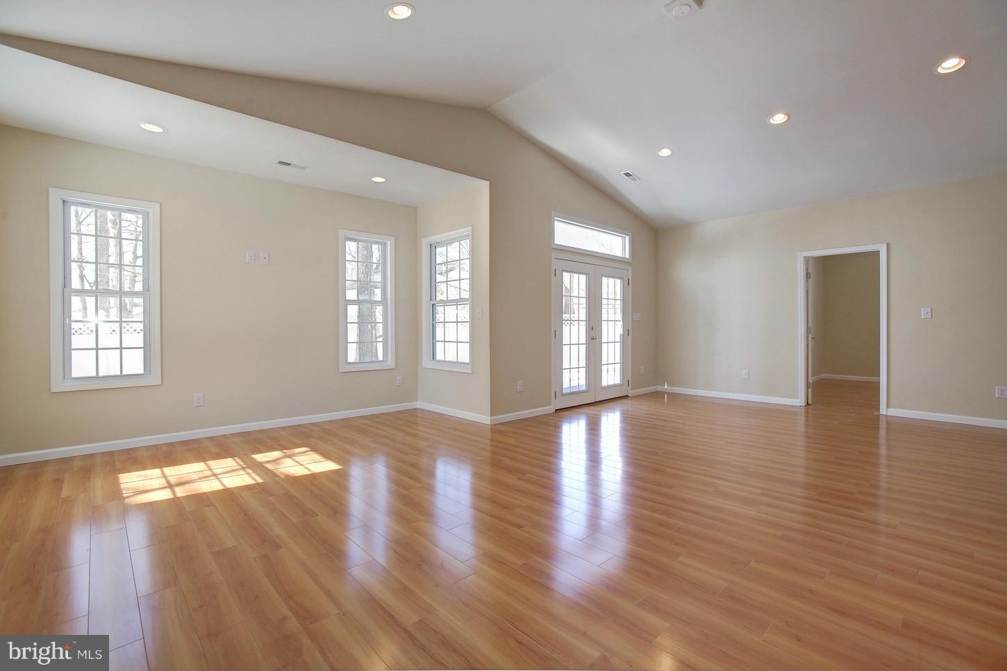 COUNTRY CLUB MANOR - Residential