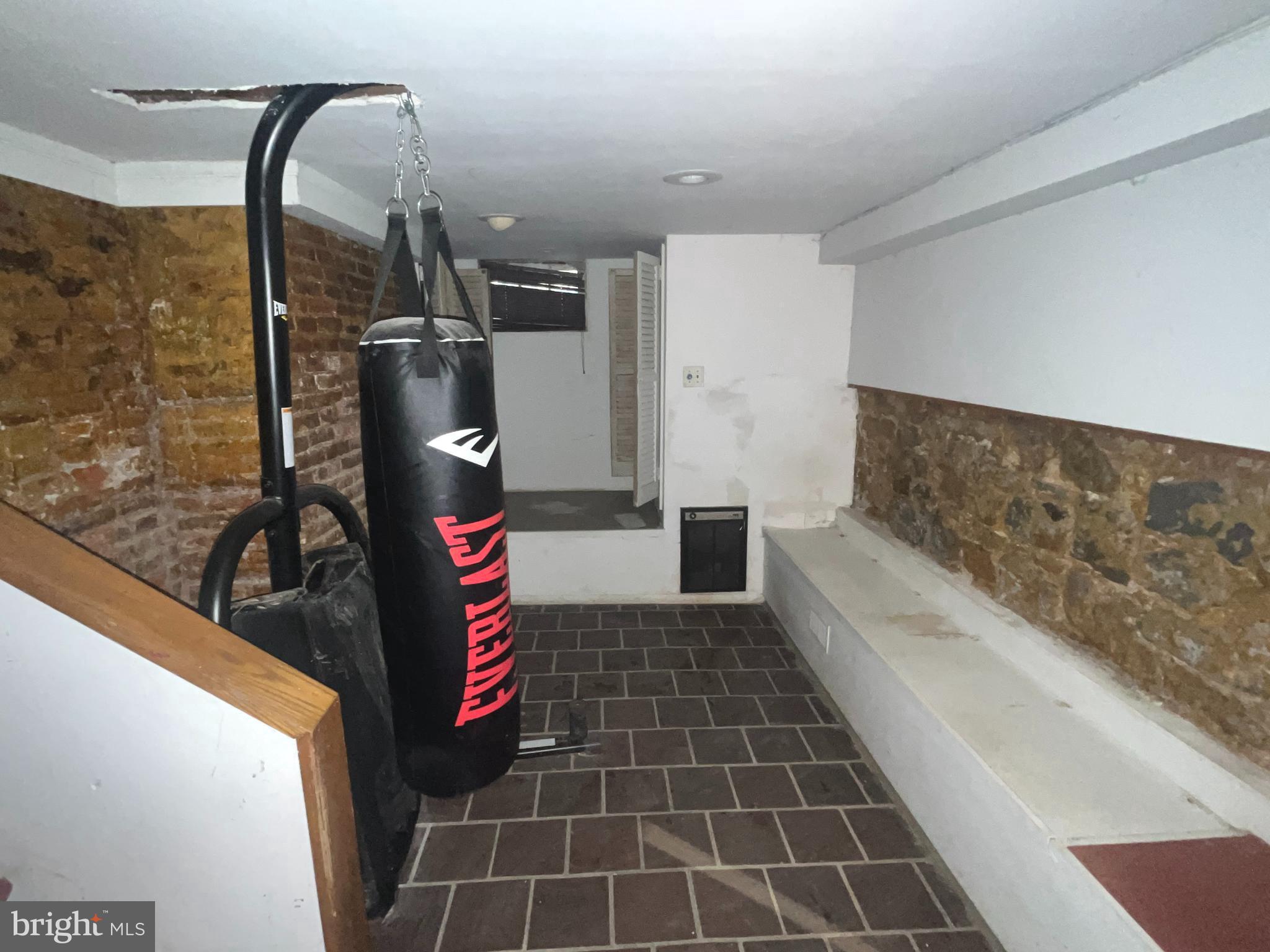 QUEEN VILLAGE - Residential