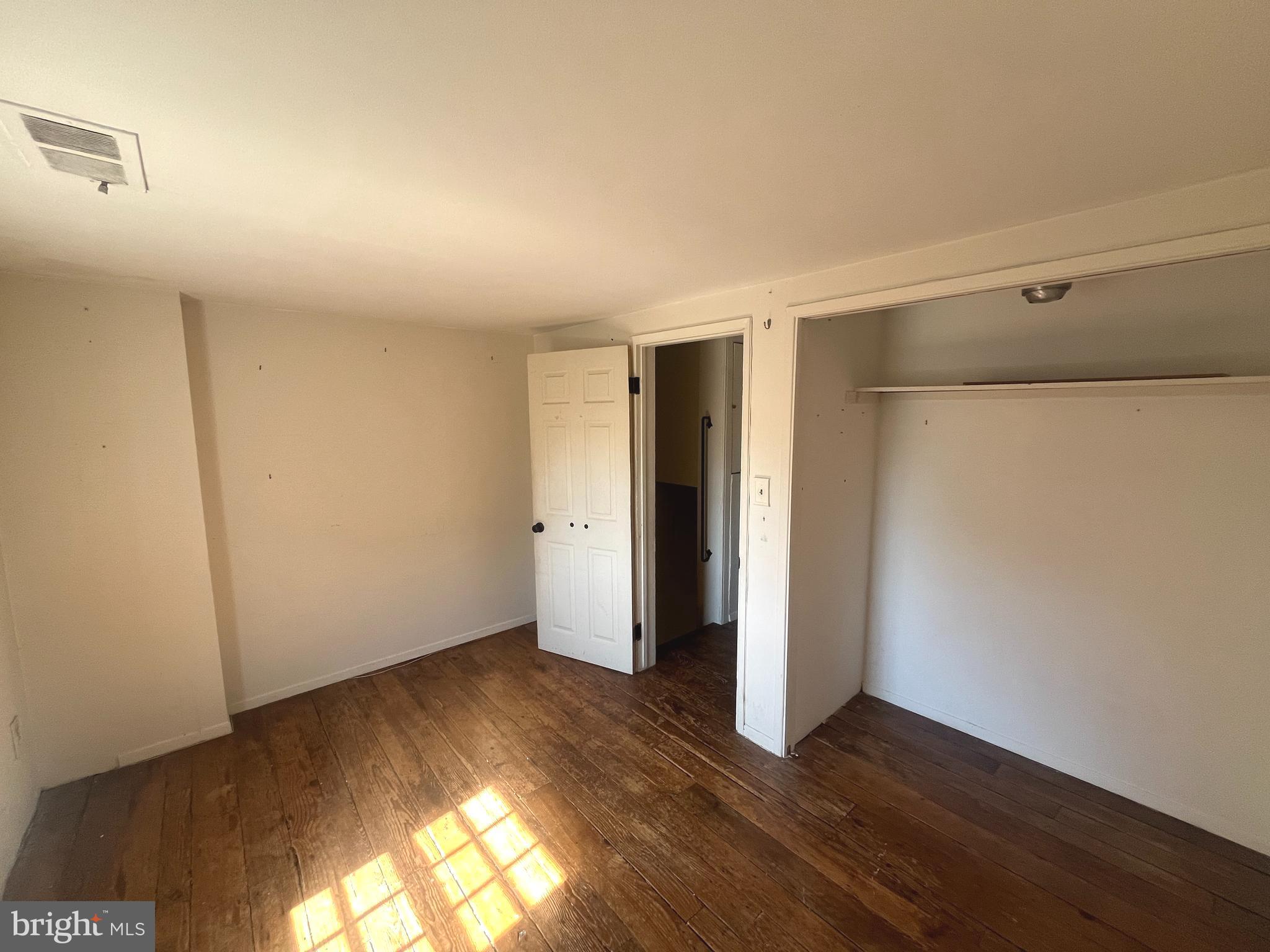 QUEEN VILLAGE - Residential