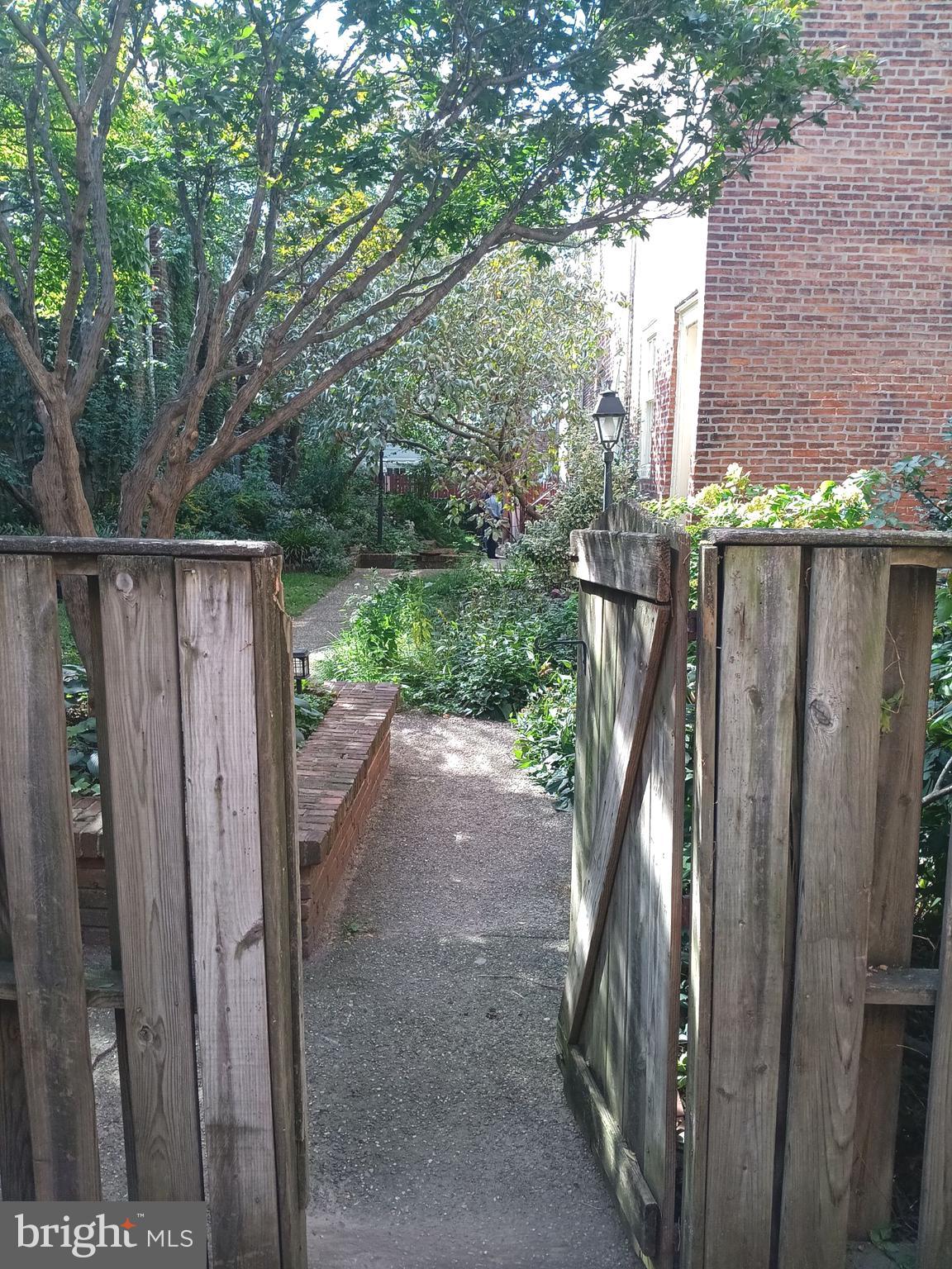 QUEEN VILLAGE - Residential