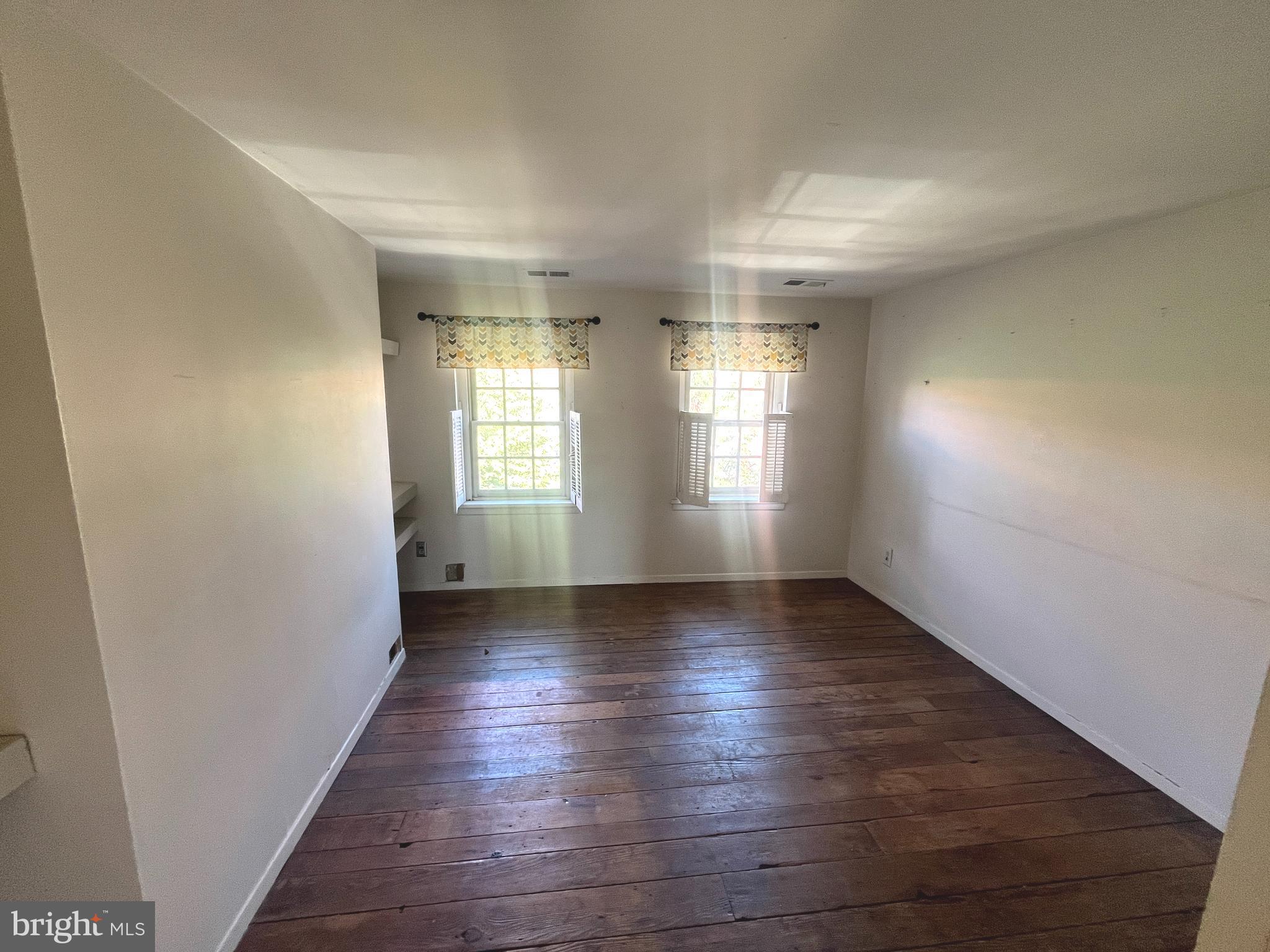 QUEEN VILLAGE - Residential