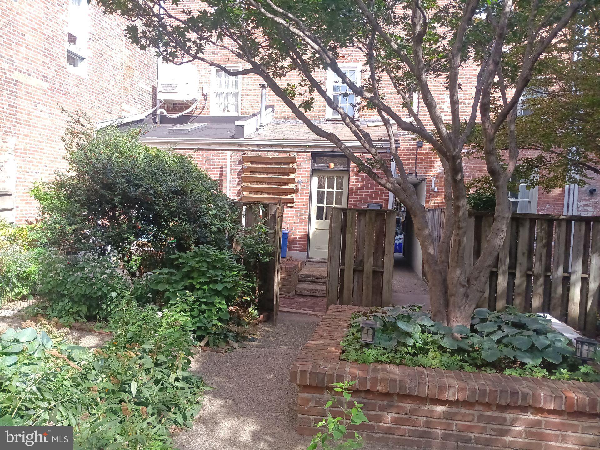 QUEEN VILLAGE - Residential