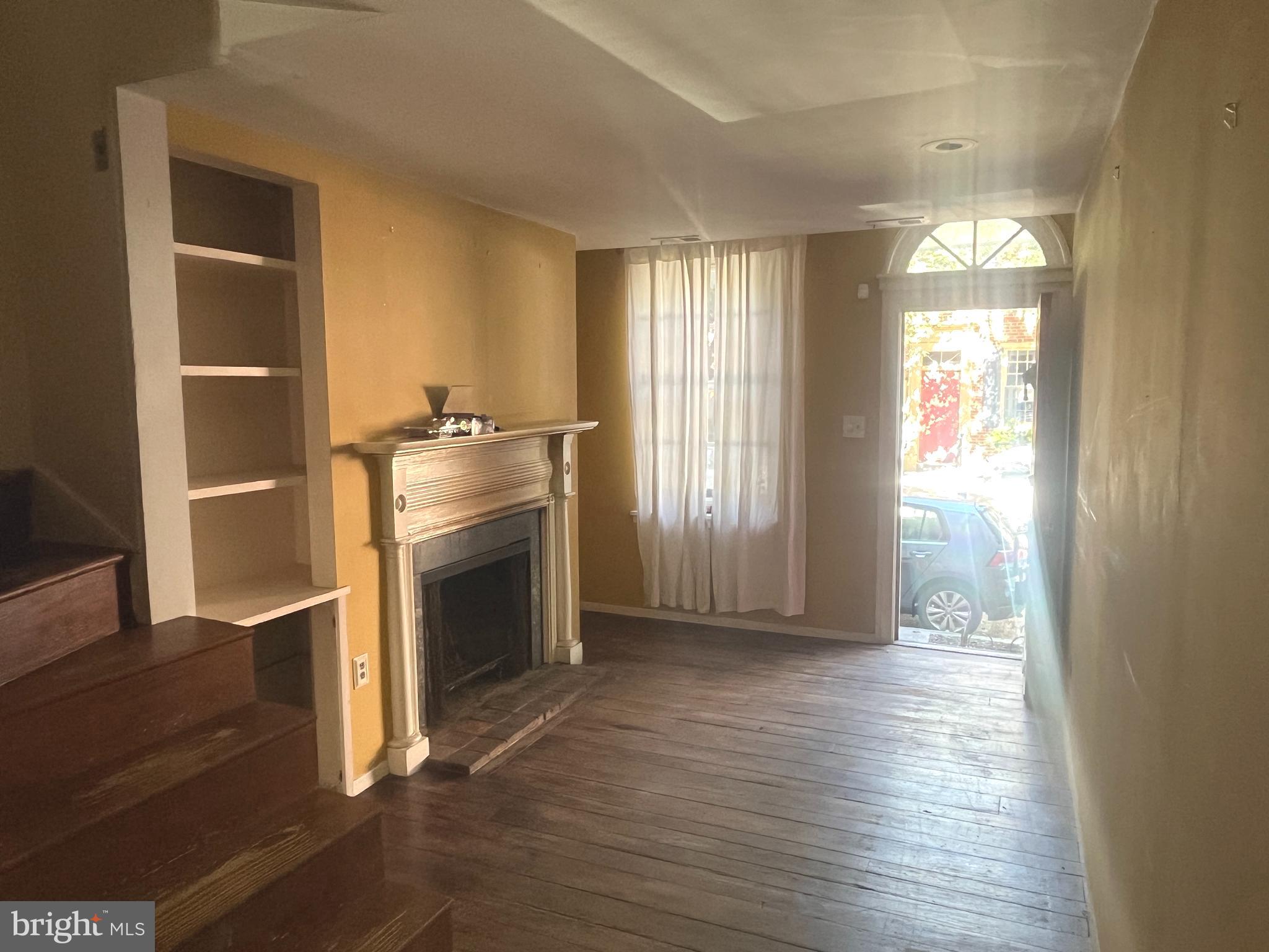 QUEEN VILLAGE - Residential