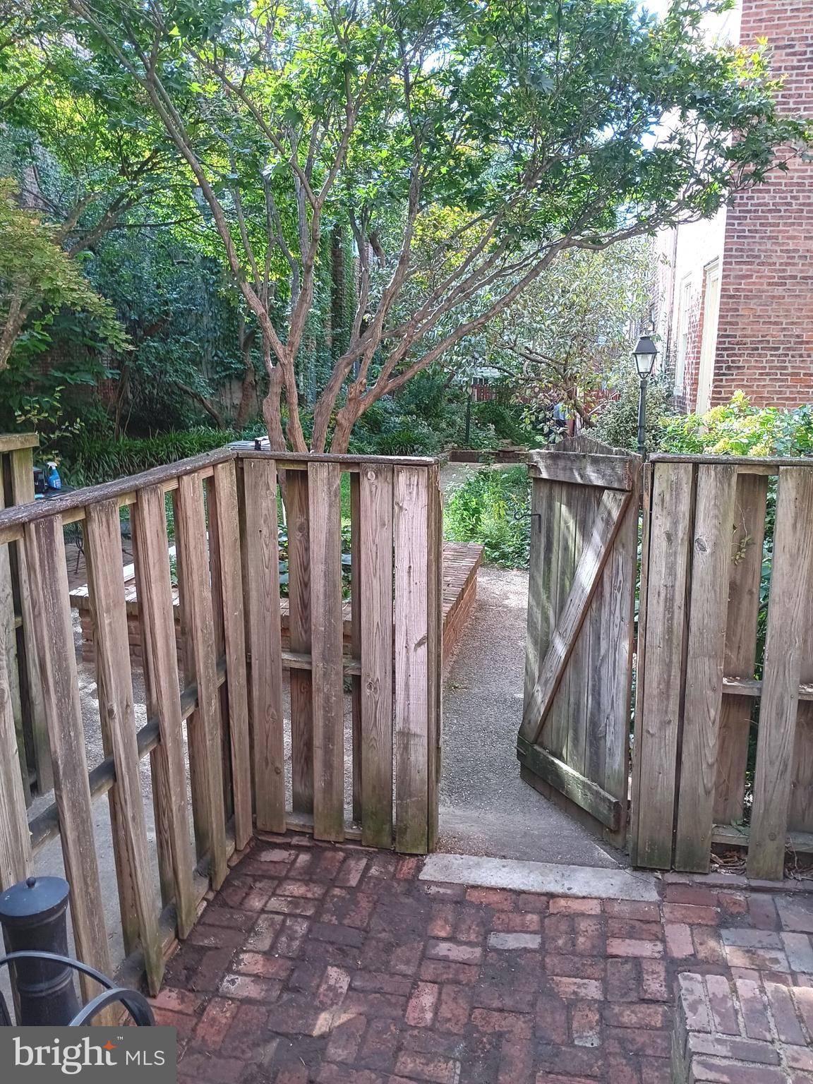 QUEEN VILLAGE - Residential