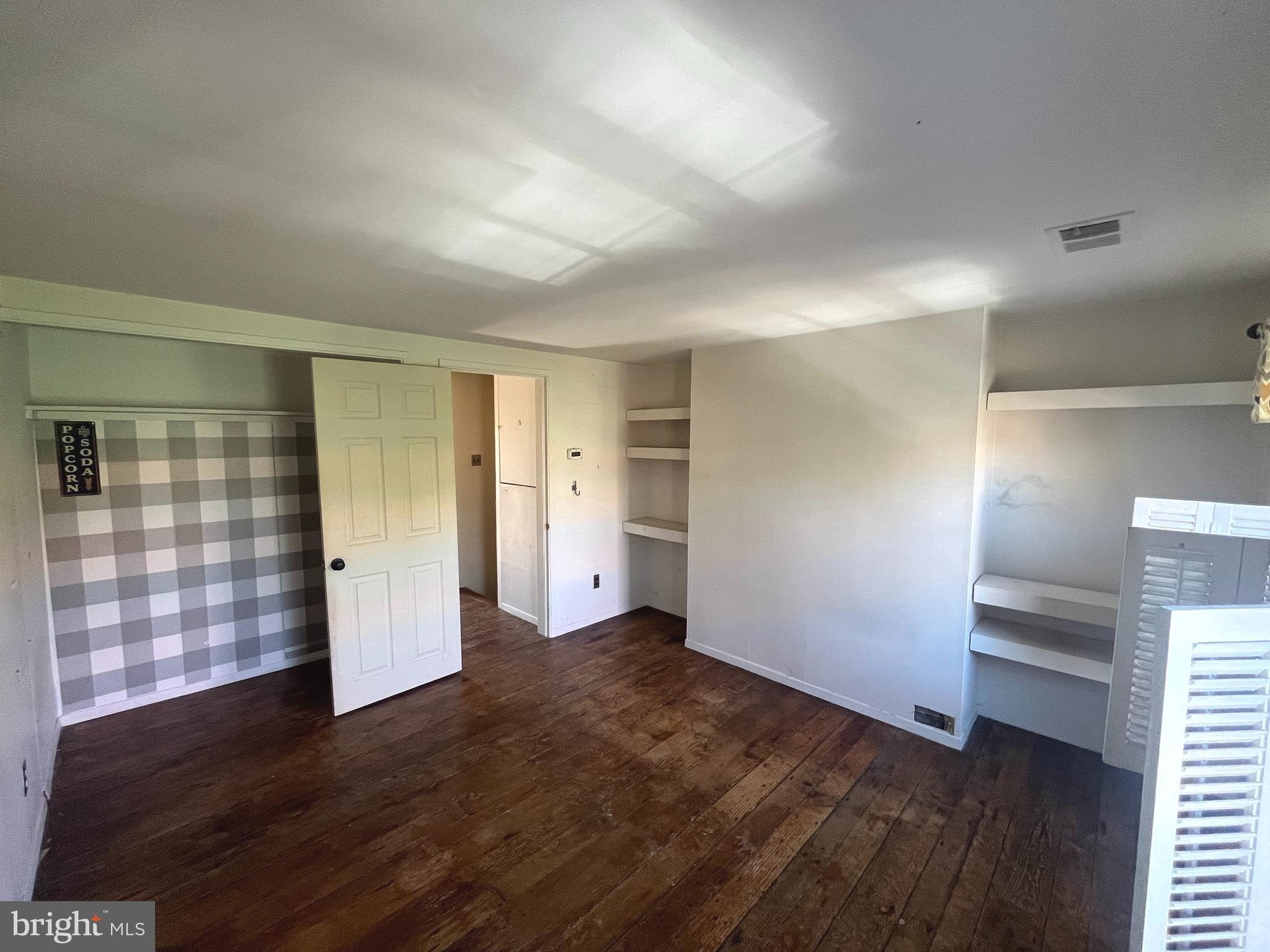 QUEEN VILLAGE - Residential