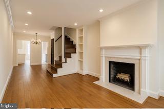 QUEEN VILLAGE - Residential