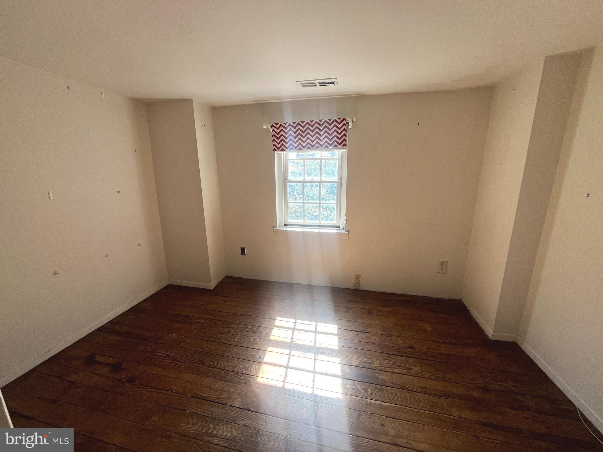 QUEEN VILLAGE - Residential