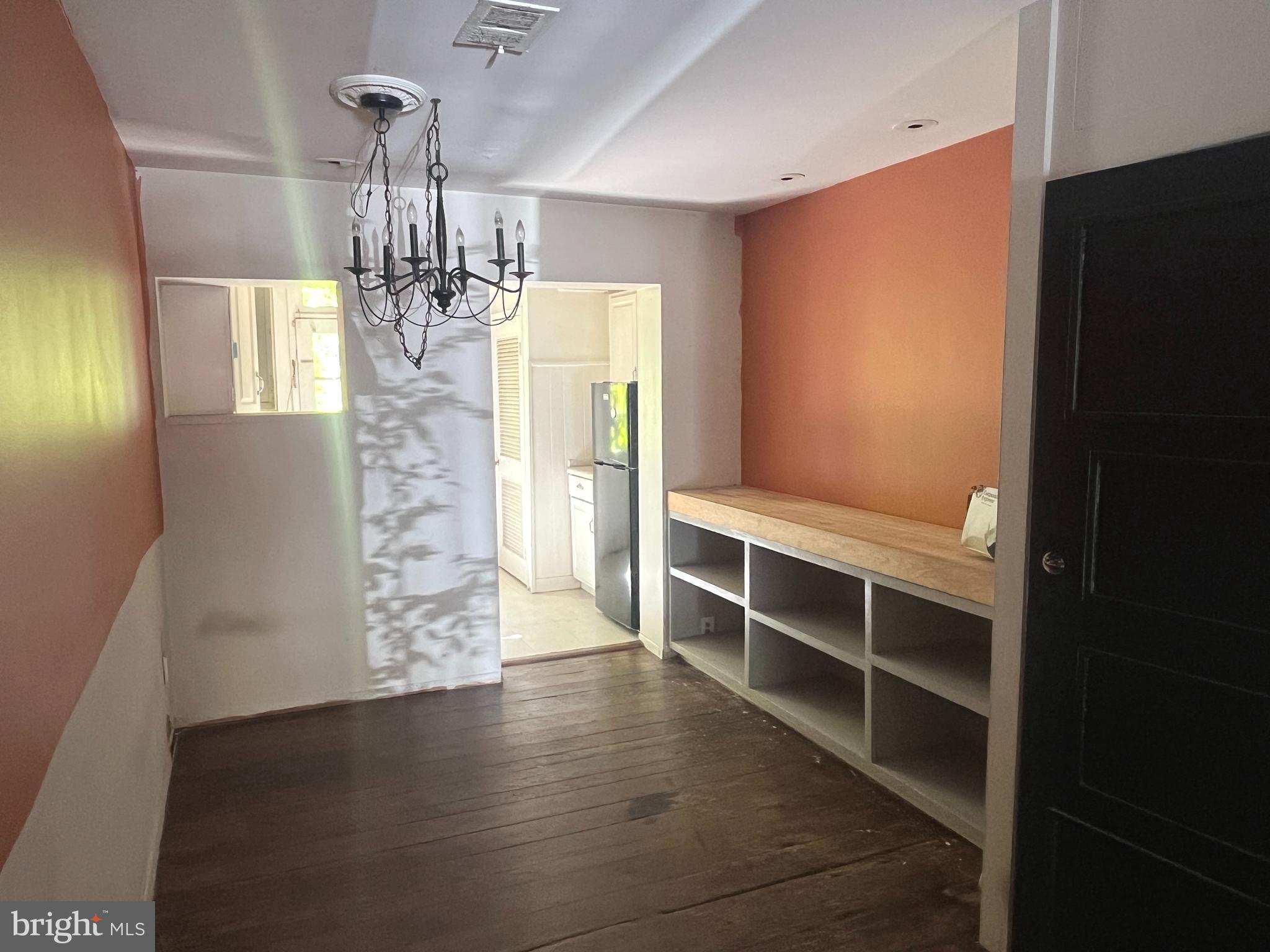 QUEEN VILLAGE - Residential