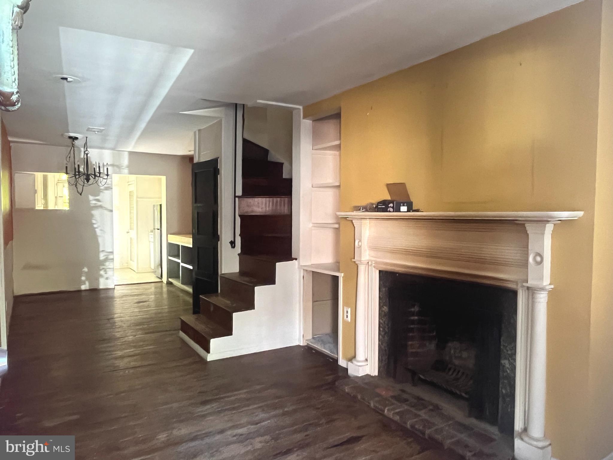 QUEEN VILLAGE - Residential