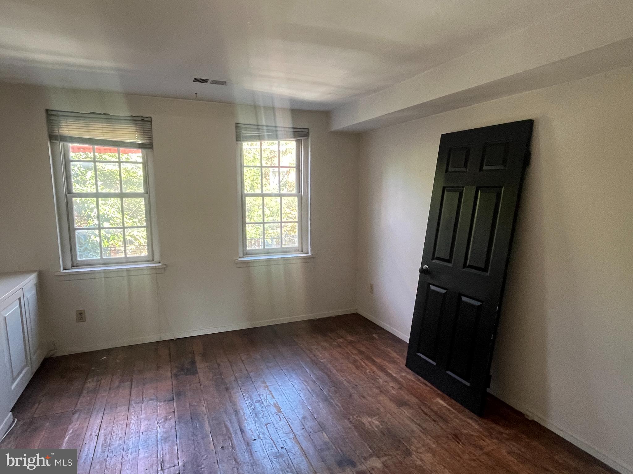 QUEEN VILLAGE - Residential