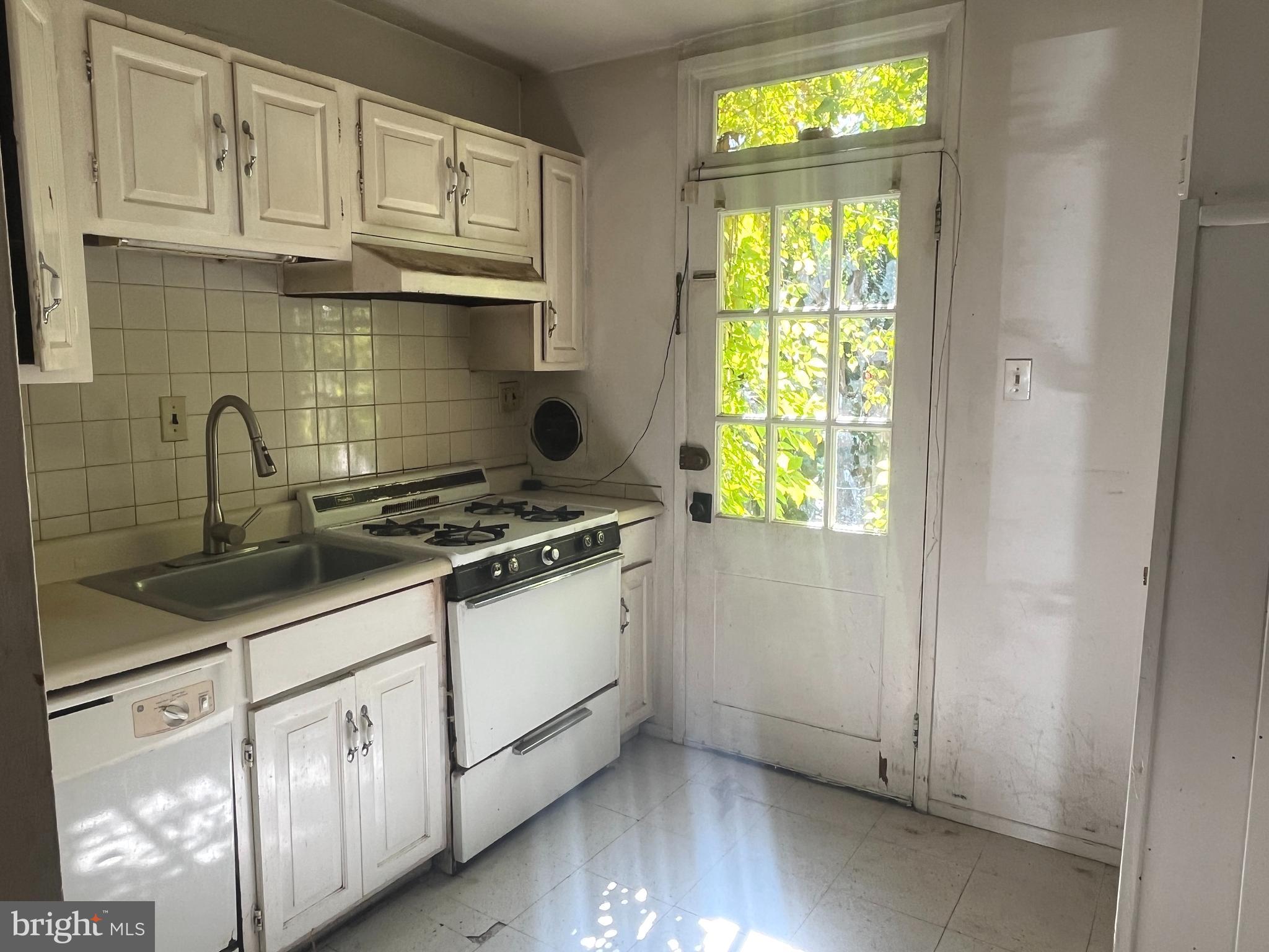 QUEEN VILLAGE - Residential