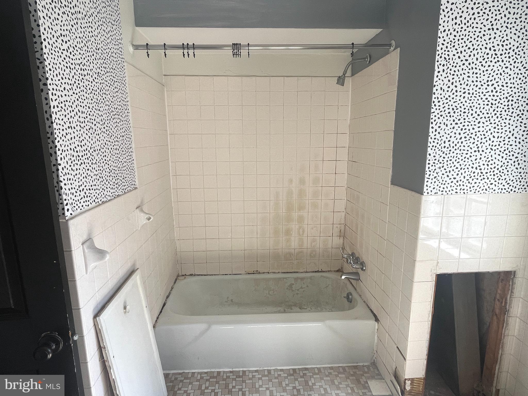 QUEEN VILLAGE - Residential