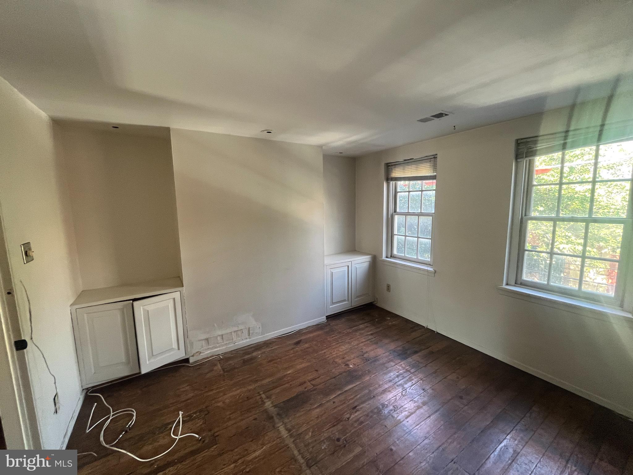 QUEEN VILLAGE - Residential