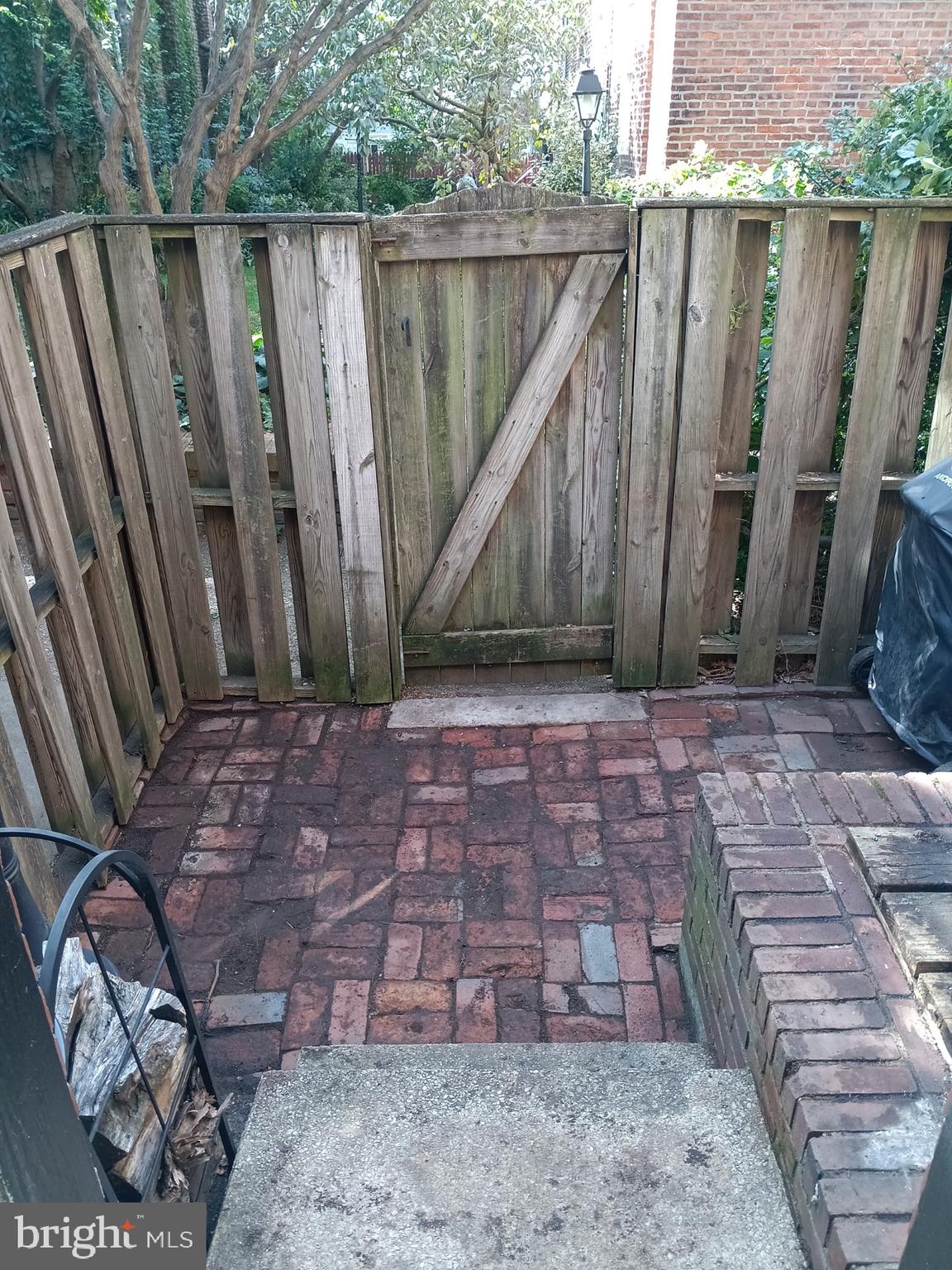 QUEEN VILLAGE - Residential