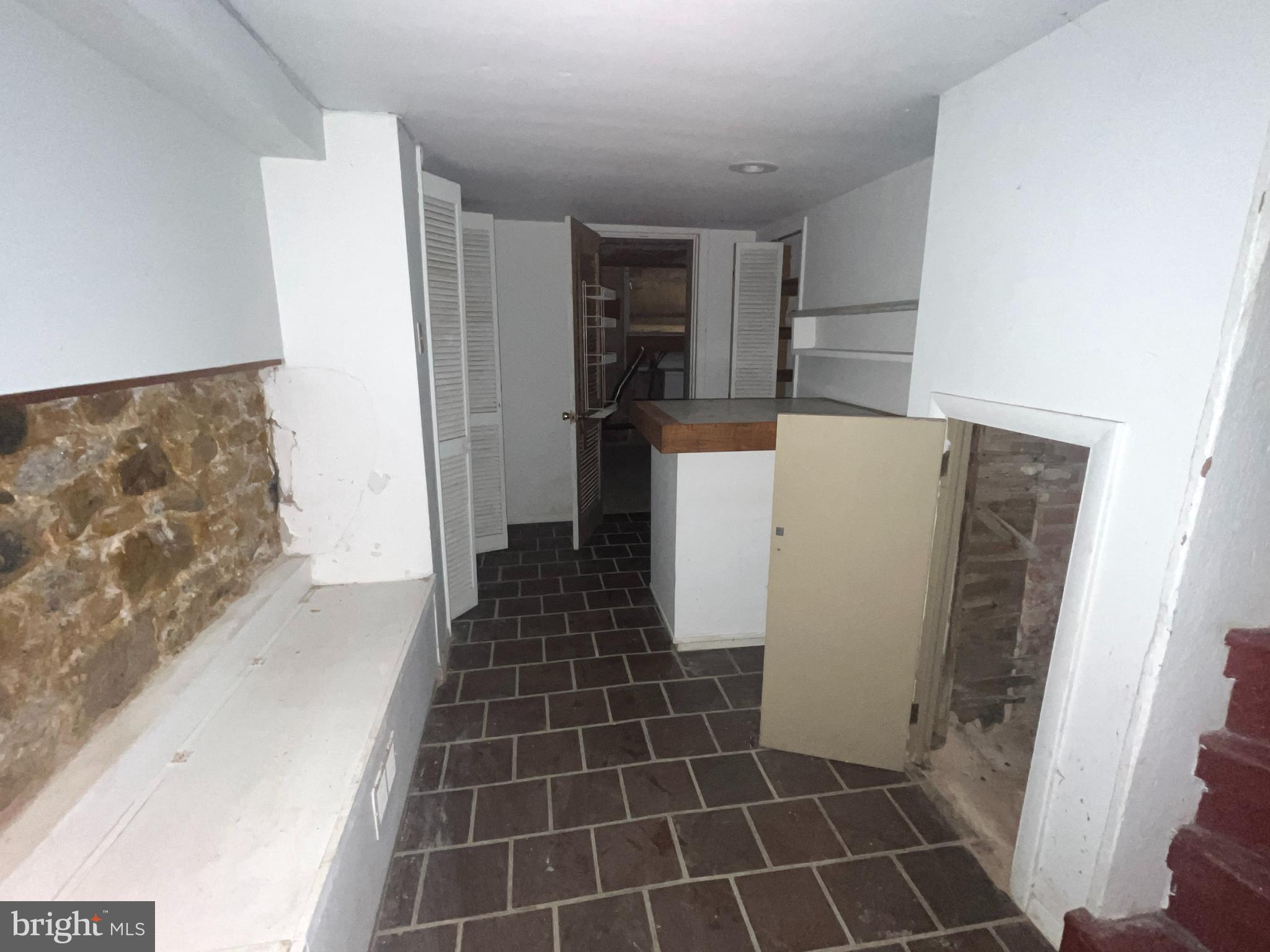 QUEEN VILLAGE - Residential