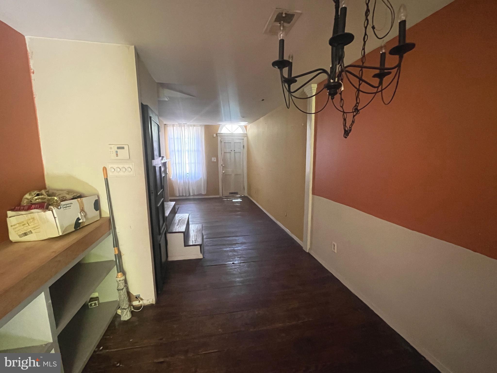 QUEEN VILLAGE - Residential