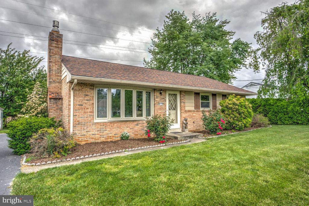 Photo of 6178 SUNDRA CIR, EAST PETERSBURG, PA 17520 (MLS # PALA2035244)