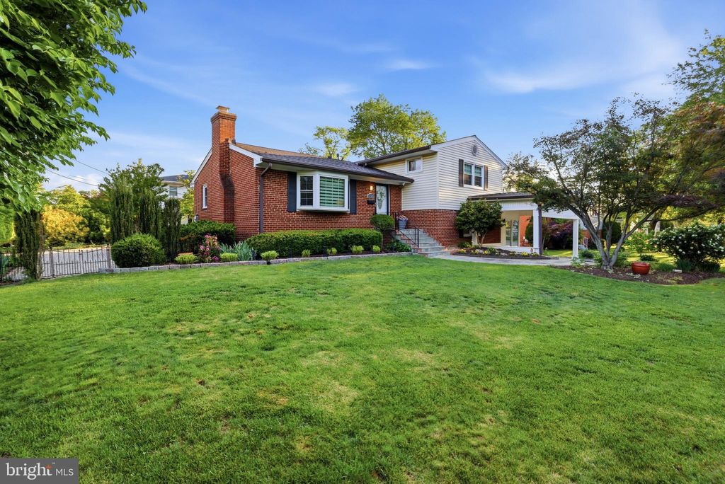 Photo of 6824 Felix Street, MCLEAN, VA 22101 (MLS # VAFX2310838)