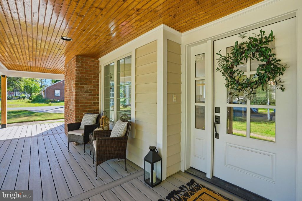 Photo of 300 Lewis Street NW, VIENNA, VA 22180 (MLS # VAFX2273106)