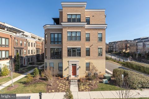 Photo of 500 Spindrift Lane #390, OXON HILL, MD 20745 (MLS # MDPG2194614)