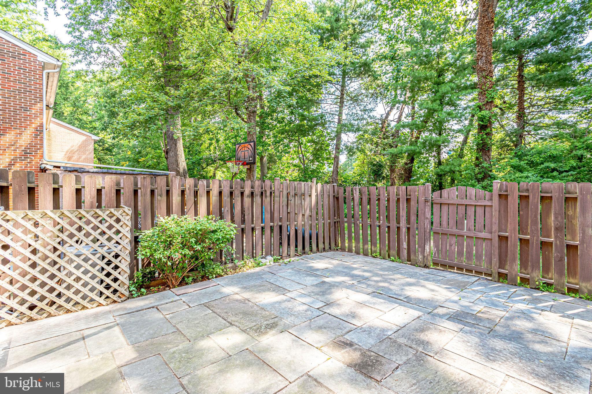 STRATHMEADE SQUARE - Residential