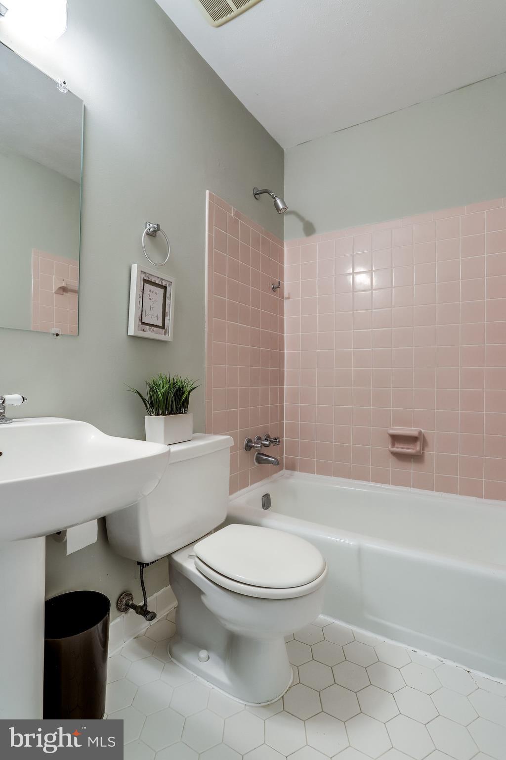 STRATHMEADE SQUARE - Residential