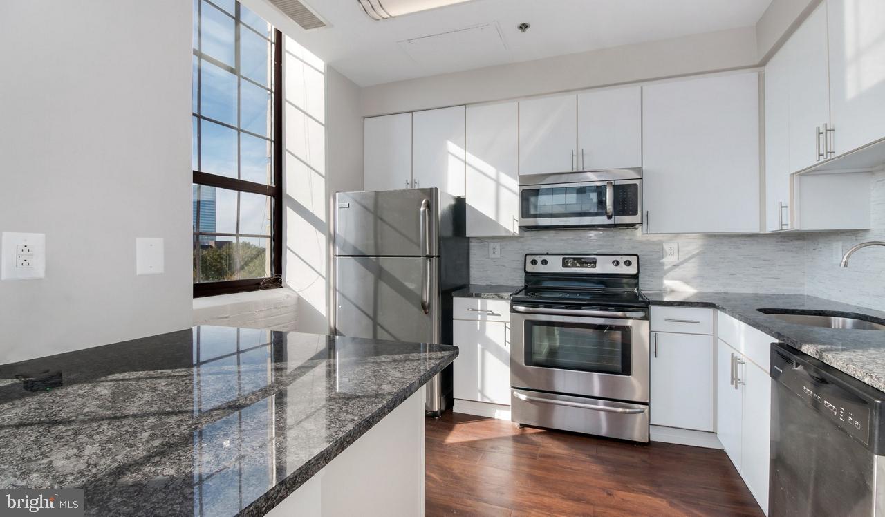 Located in the Fitler Square neighborhood, Locust on the Park offers the convenience of urban living with a welcoming neighborhood feel. The newly upgraded apartments feature modern kitchens with granite countertops and stainless-steel appliances. Hardwood floors throughout the living areas, high, industrial ceilings with oversized windows and spacious, loft-style floor plans. Each apartment contains a private washer and dryer and walk-in closets. Community also features a brand new 24-hour fitness center and new clubroom with demonstration kitchen. We are a pet friendly community with no weight limit on dogs. Located adjacent to the Schuylkill River Park, provides close access to abundant green space and commuting is convenient with the nearby 30th Street Station. ** Photos are of model units ** Prices and availability subject to change on daily basis ** ** Parking may be available for additional fee **