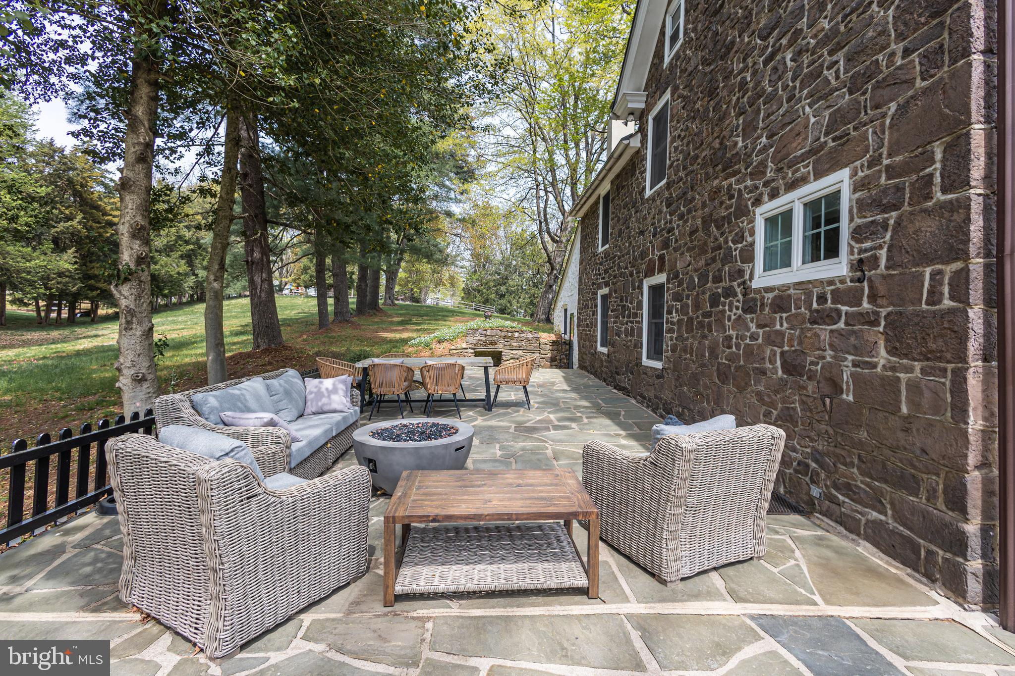 PEBBLE HILL - Residential
