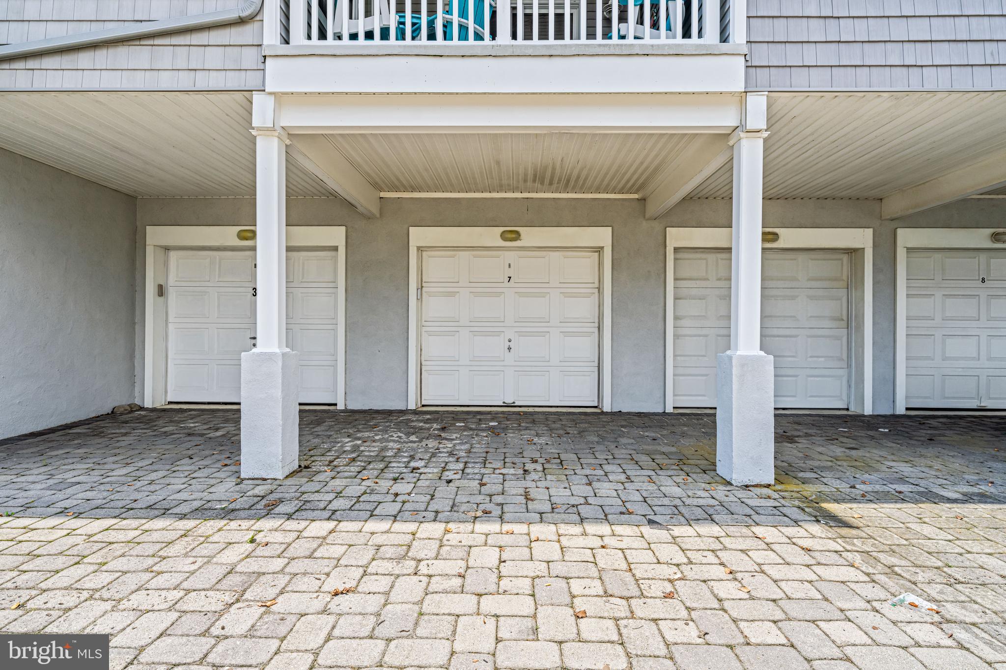 216 E ROBERTS AVENUE 7