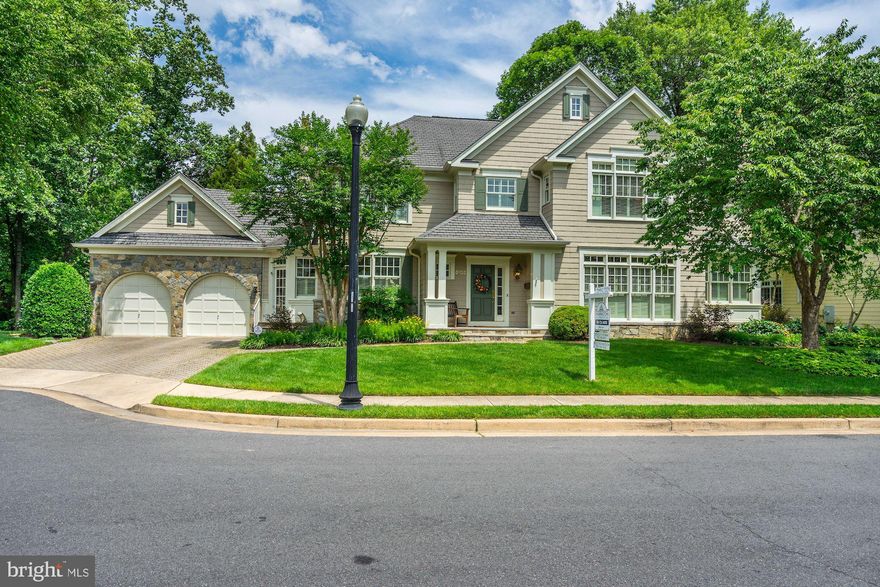 Under Contract!!Gorgeous and impeccably maintained 5BR/4.5BA walking distance to Washington Golf and Country Club. One step up to the front door and from the garage for those looking for fewer steps. And Discovery, Williamsburg, Yorktown Schools for those looking for this tier.