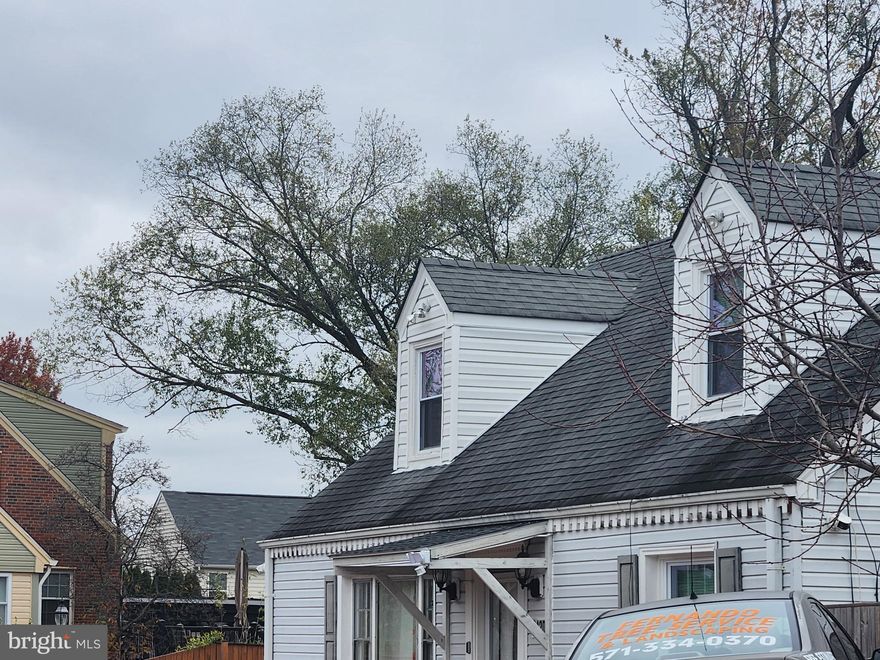 Location, location. Single family residence looking for great tenants.  This is a shared rental.
Please call for more details. Thank you.