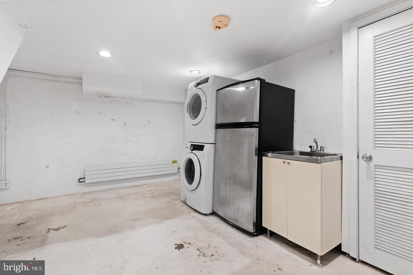 QUEEN VILLAGE - Residential Lease