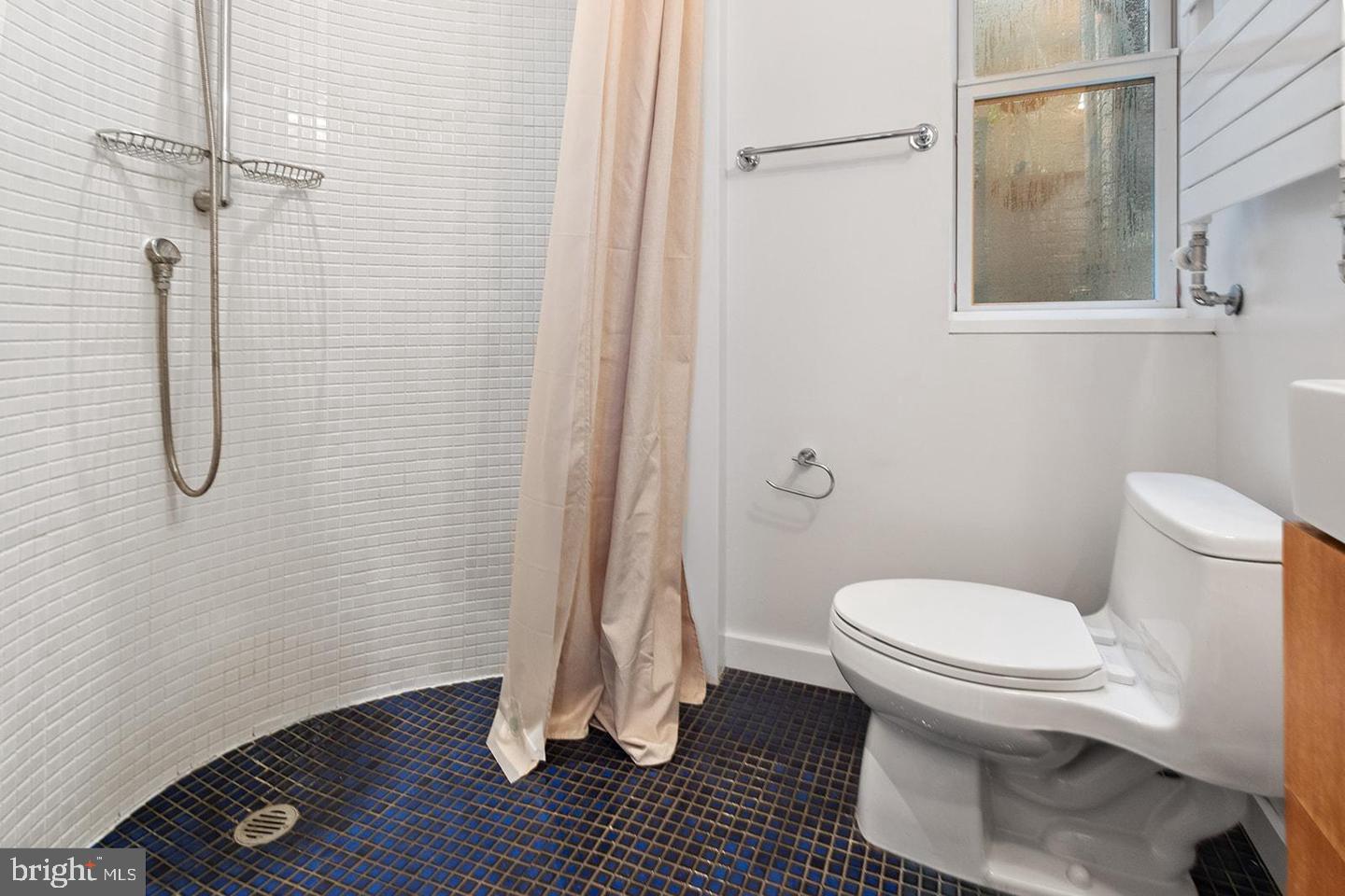 QUEEN VILLAGE - Residential Lease