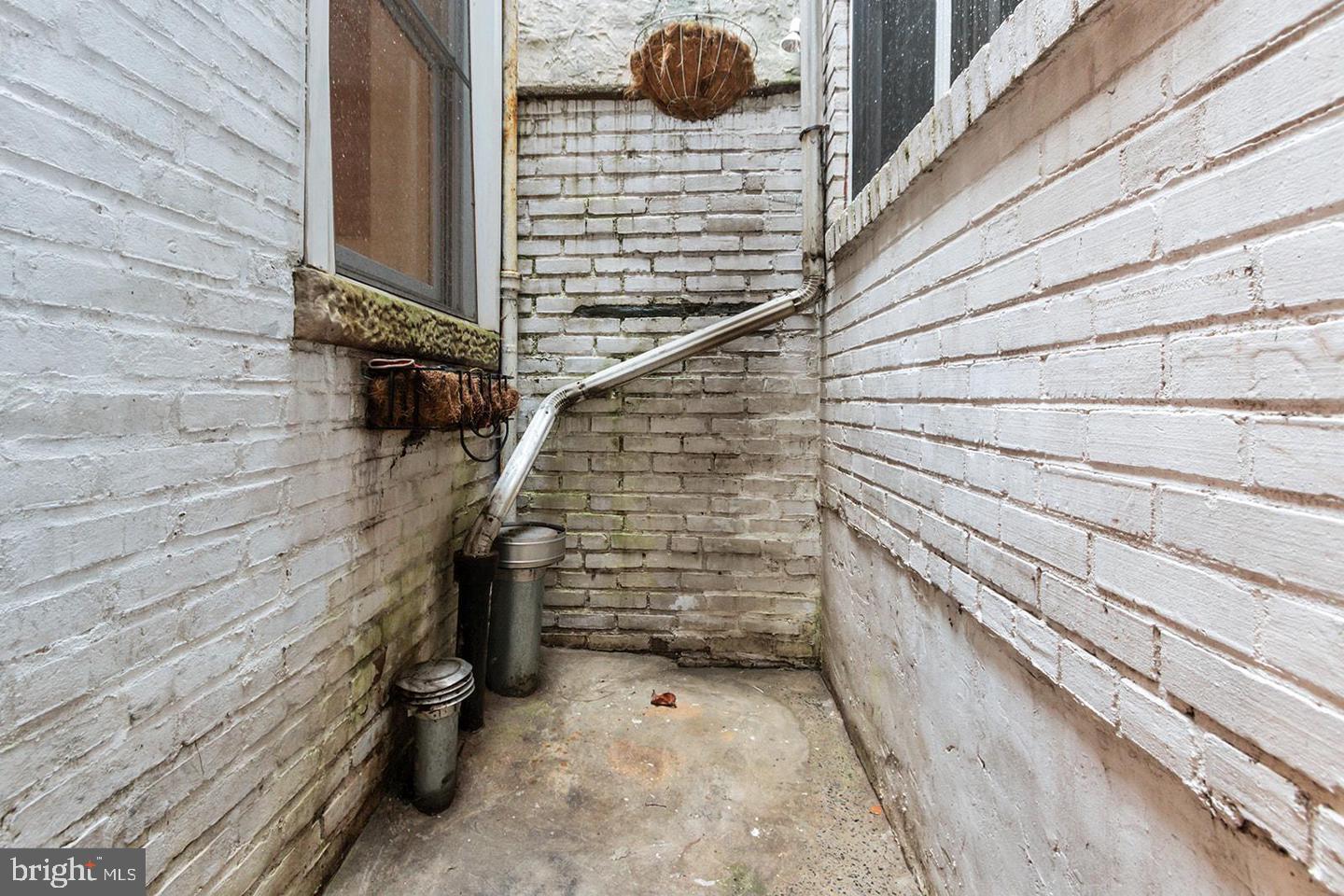 QUEEN VILLAGE - Residential Lease