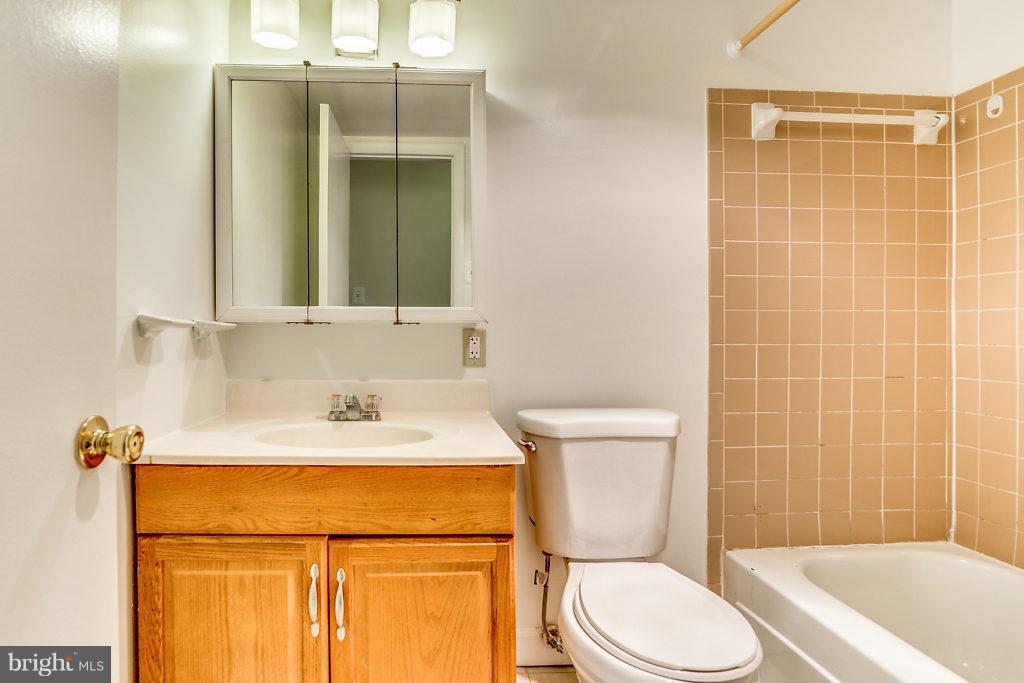 WOODBURN VILLAGE - Residential Lease