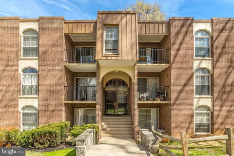 3330 Woodburn Village Drive Unit 23, Annandale, VA MLS: VAFX2223212