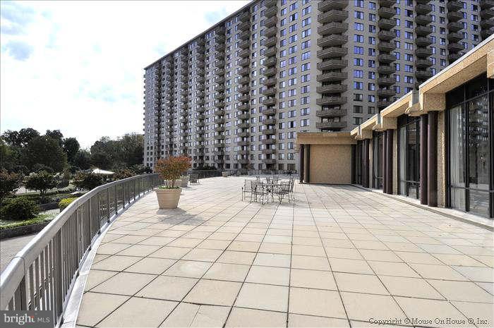 PROMENADE TOWERS - Residential Lease