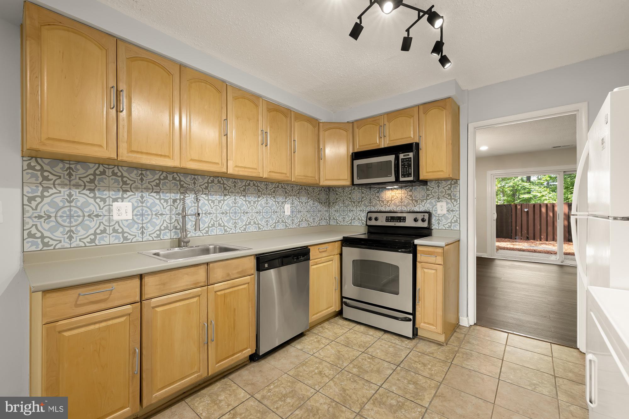 2240 SOUTHGATE SQUARE