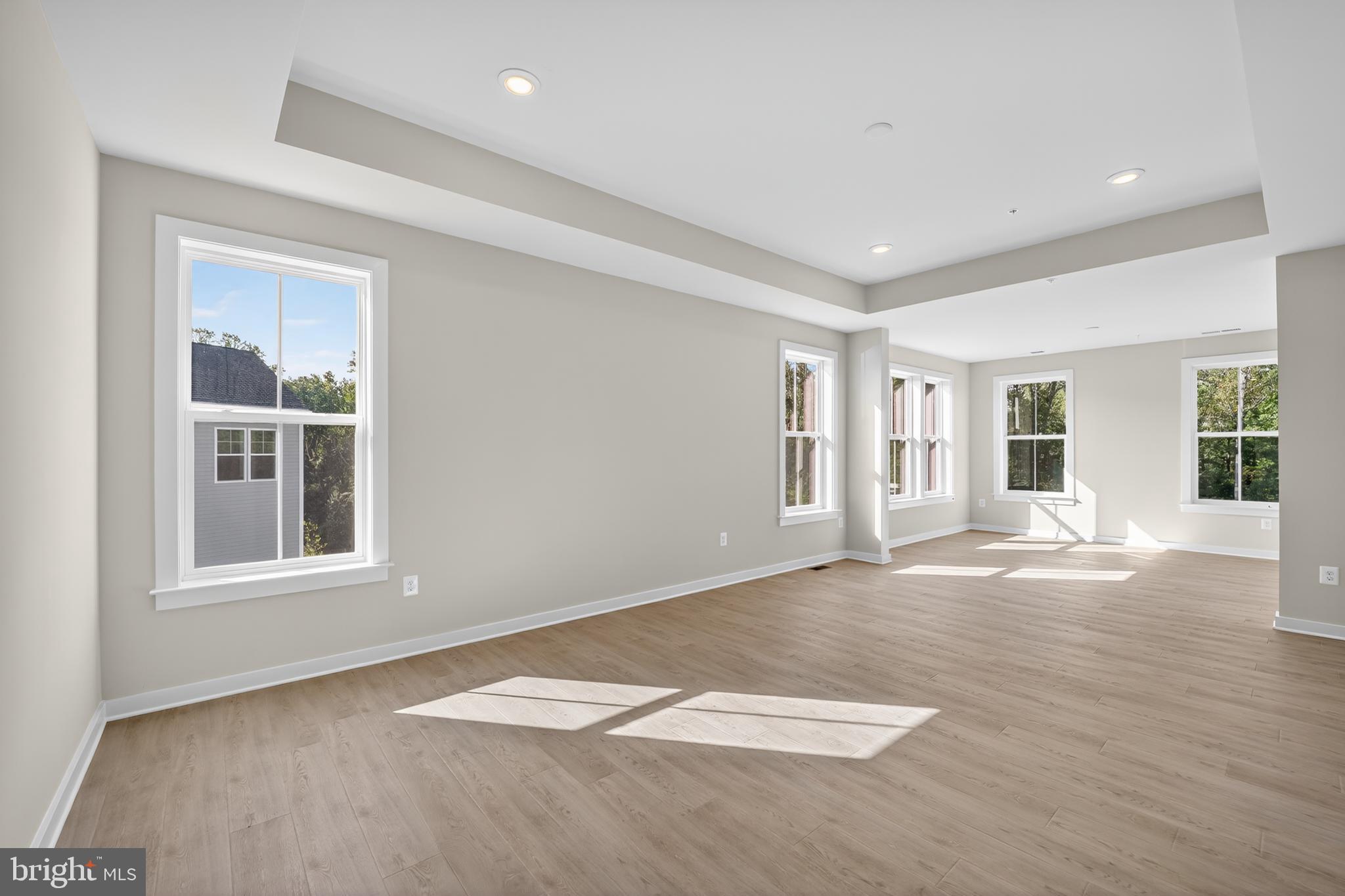 SOUTH LAKE - Residential