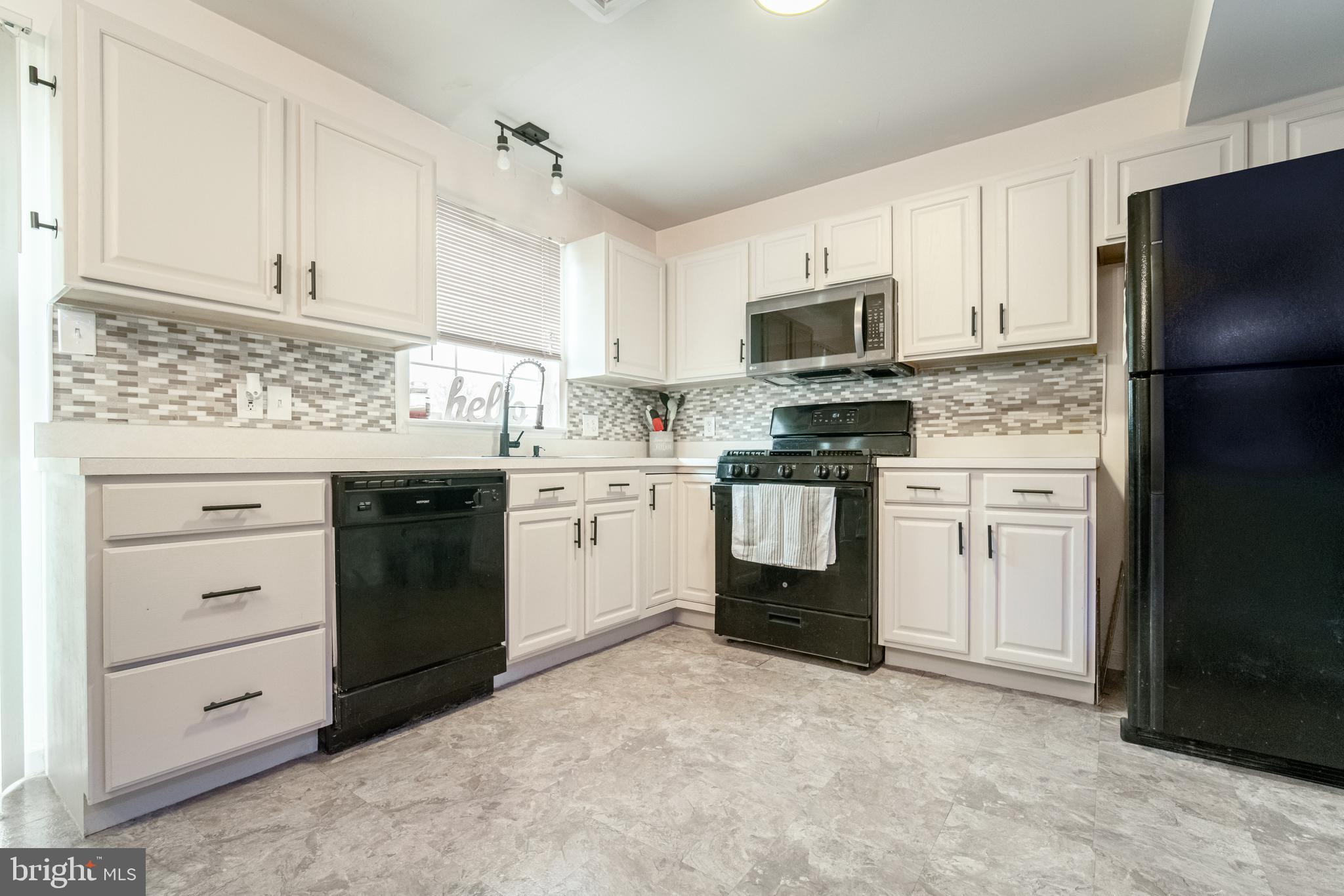 1033 HEARTHRIDGE LANE