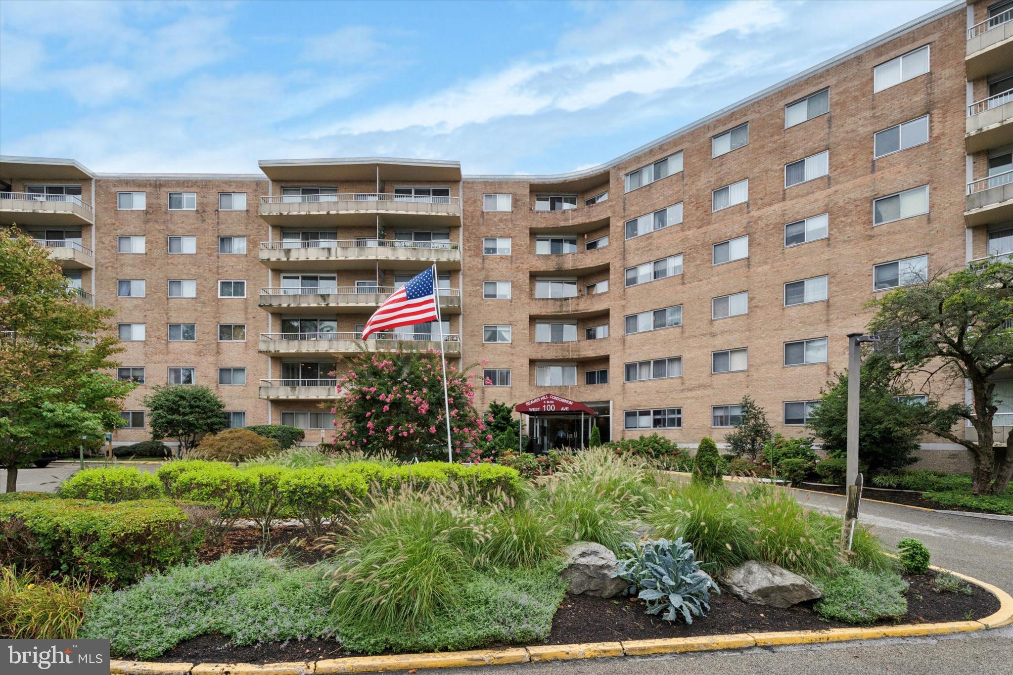 Welcome to Beaver Hill!
This charming 1-bedroom, 1-bath condo has been freshly painted and is move-in ready. Bright, clean, and inviting, it’s the perfect space whether you’re downsizing, buying your first home, or simply ready to enjoy the convenience of condo living.
Life at Beaver Hill comes with wonderful perks—take a dip in the sparkling outdoor pool, gather with friends in the community room, or enjoy a quiet afternoon in the resident library.
You’ll love the location, too—just minutes from Jenkintown schools, local shops, dining, and public transportation.
Don’t wait—schedule your showing today and see why Beaver Hill is the perfect place to call home!