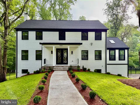 9201 Farnsworth Drive, Rockville, MD MLS: MDMC2175064