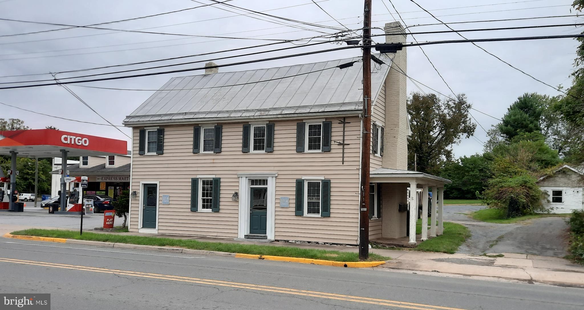 Spacious 2- bedroom apartment conveniently located in the Town of Woodstock. Livingroom, kitchen and powder room on the ground floor. Both bedrooms and a full bathroom un the upper level. Tenant pays electric and cable. One month's security deposit required and there is a $48 credit and background check per adult. No smoking and no pets.