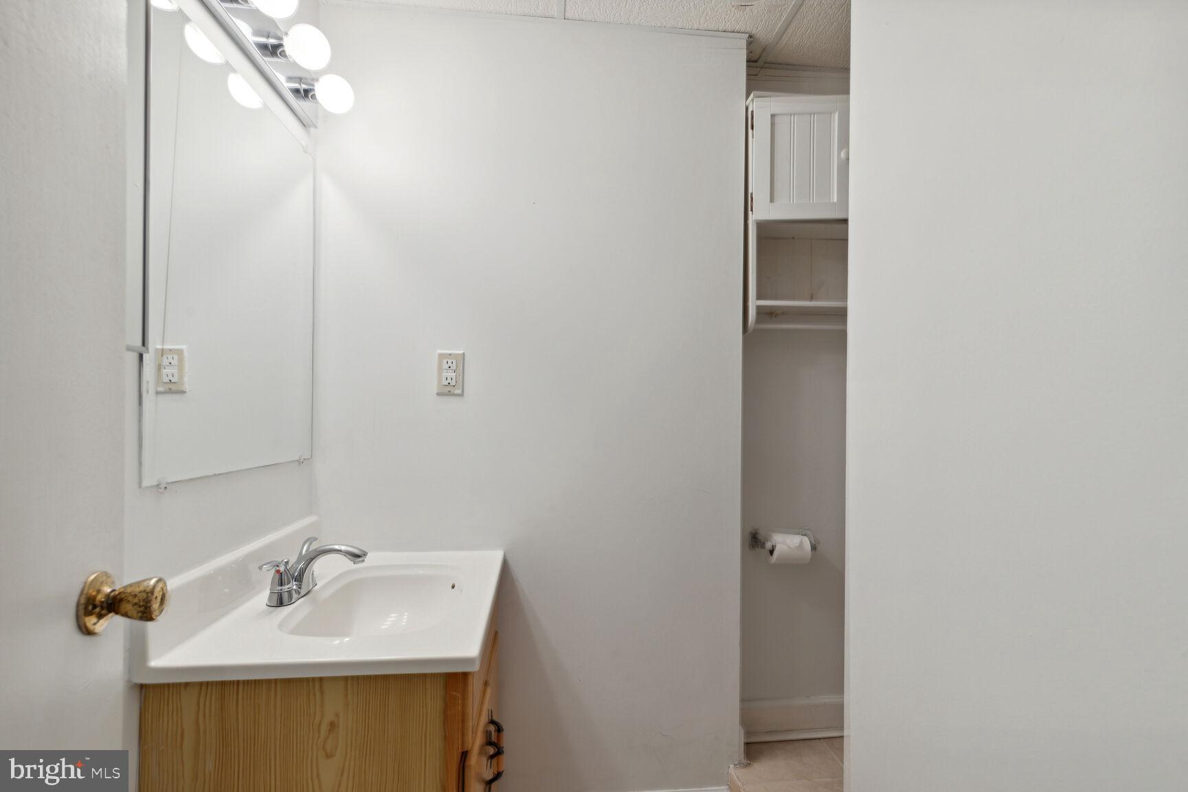 DAMASCUS MANOR - Residential Lease