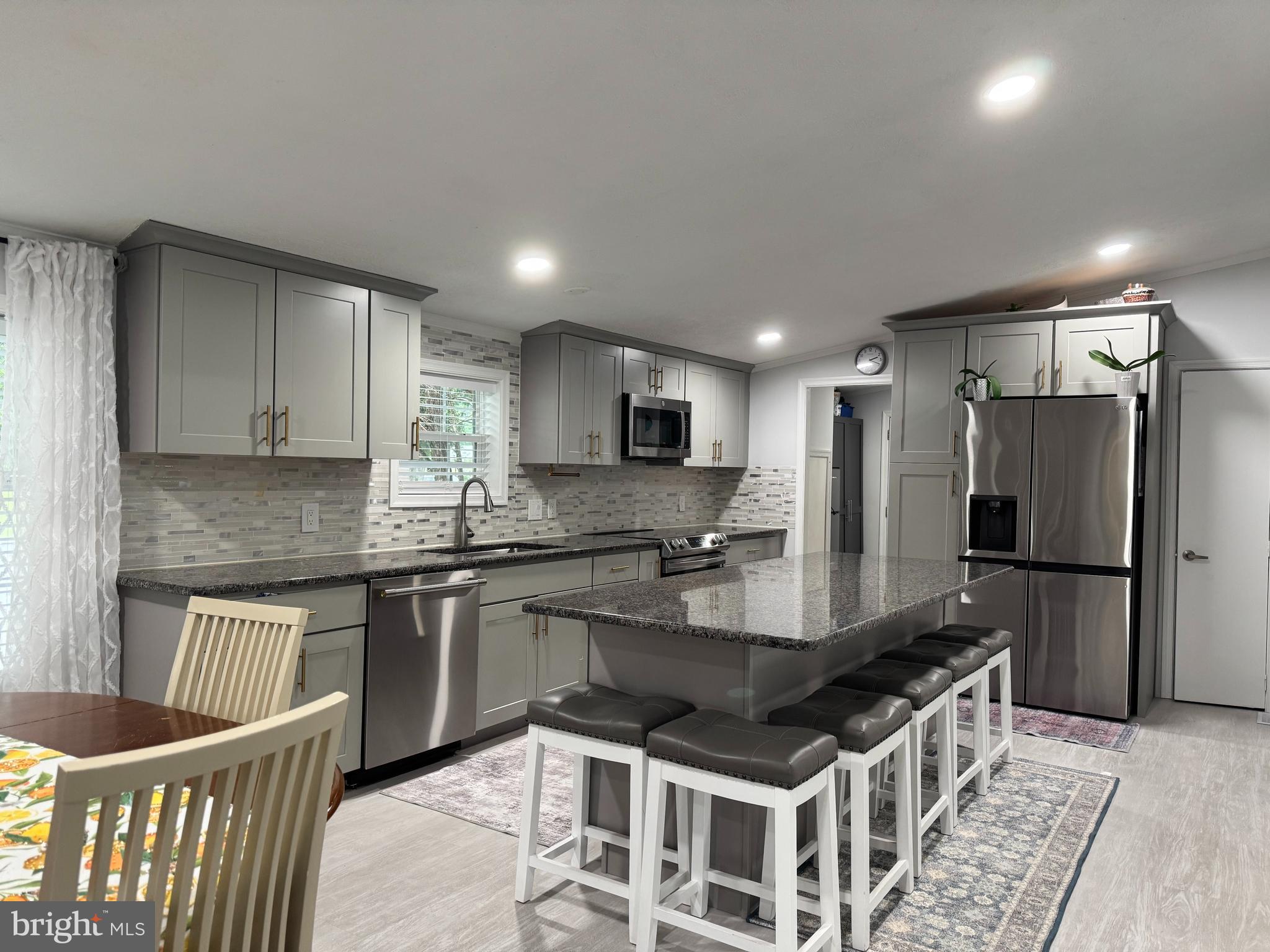 COUNTRY ESTATES - Residential