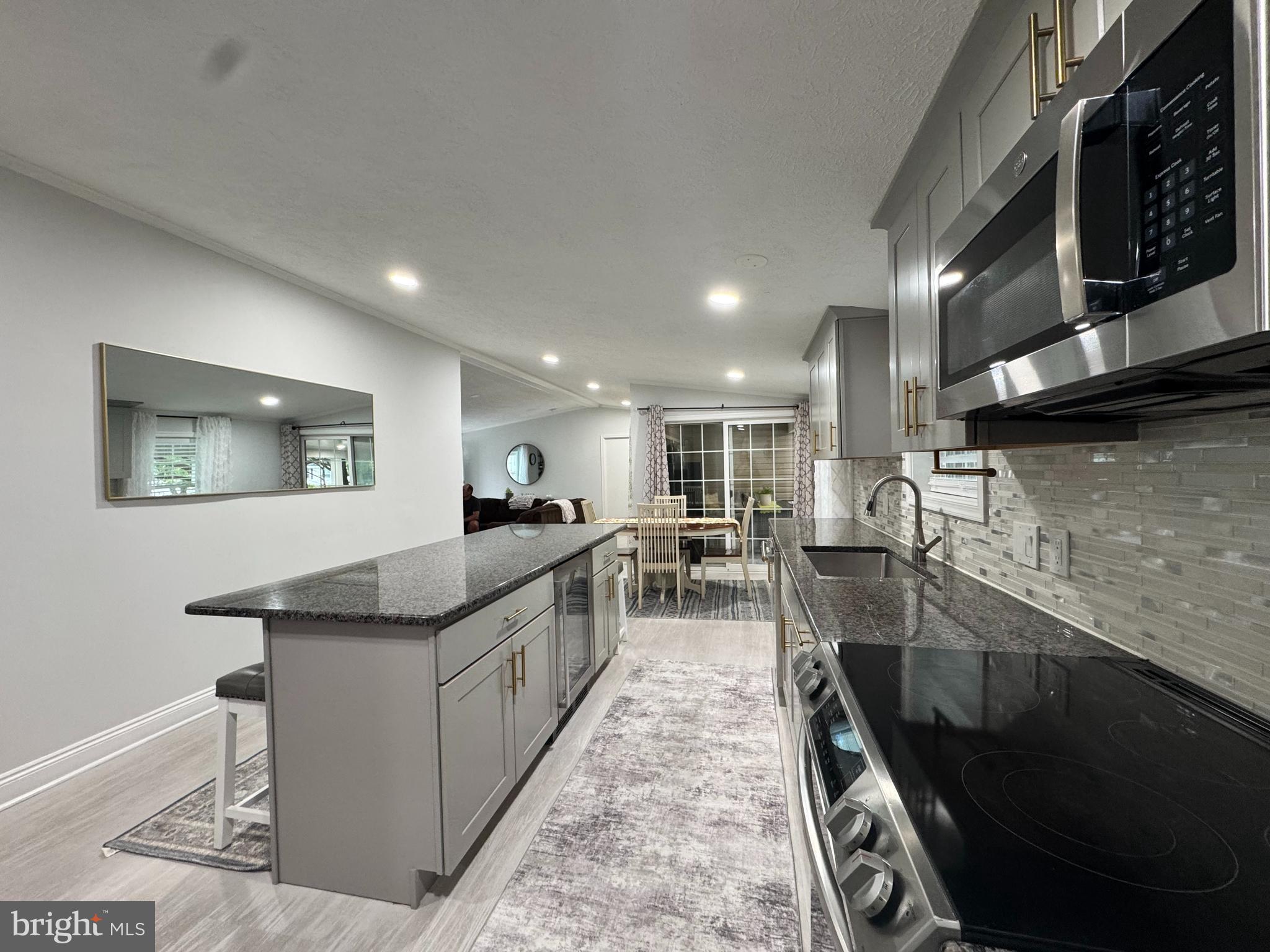 COUNTRY ESTATES - Residential